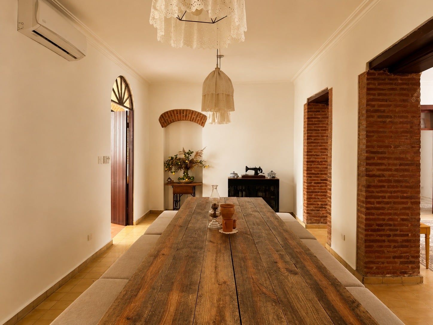 El comedor de la casa con la mesa larga de madera, antes de que lleguen los invitados