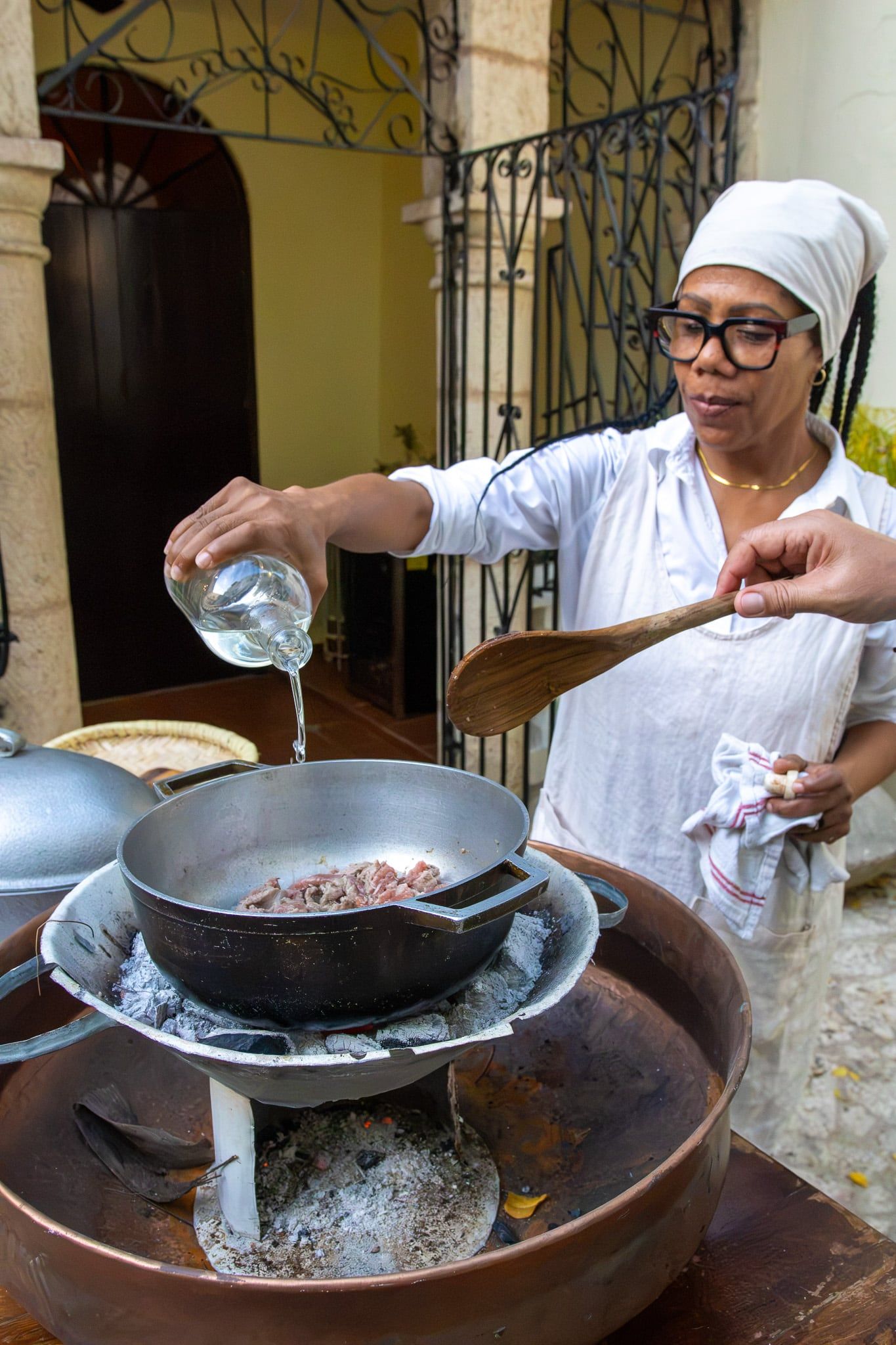 Maribel cocina en un anafre en el patio de la casa