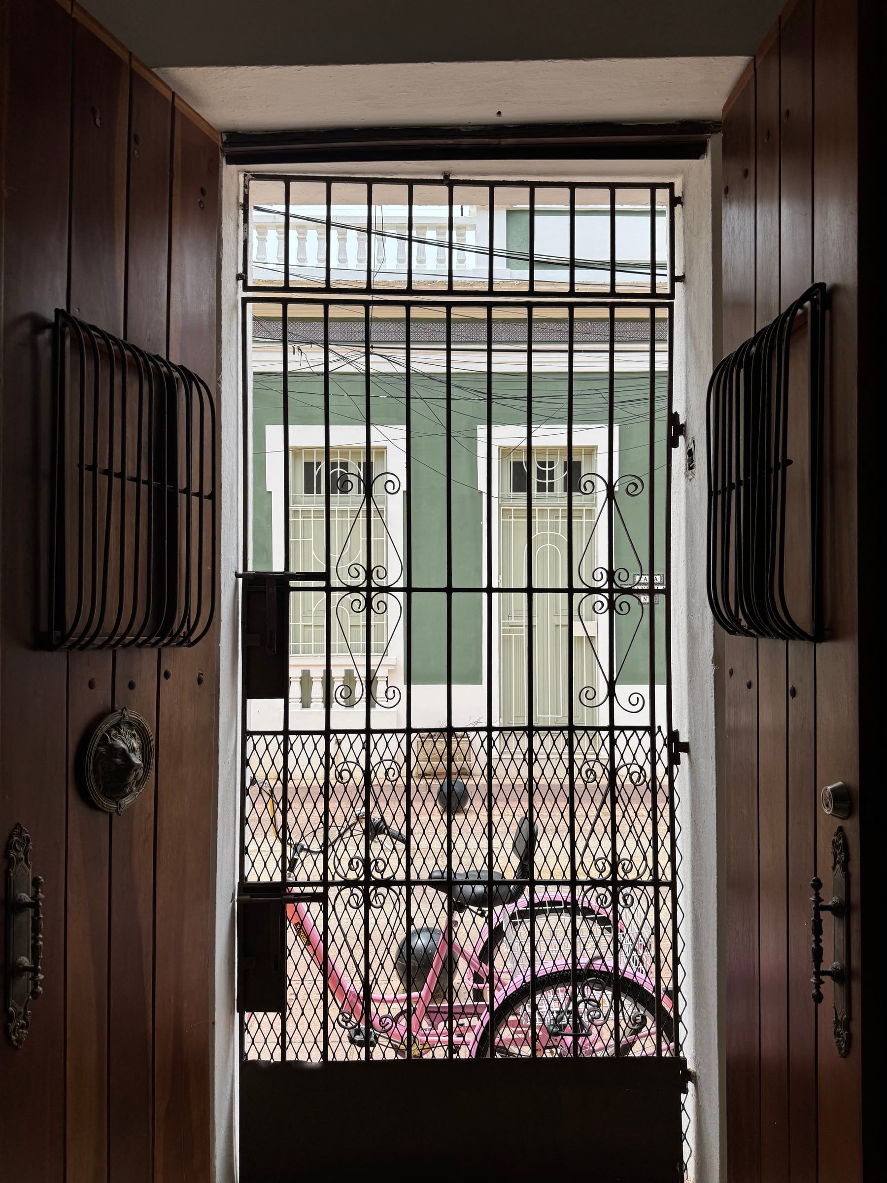 La puerta de la casa, con su reja, abierta a la calle de la Ciudad Colonial